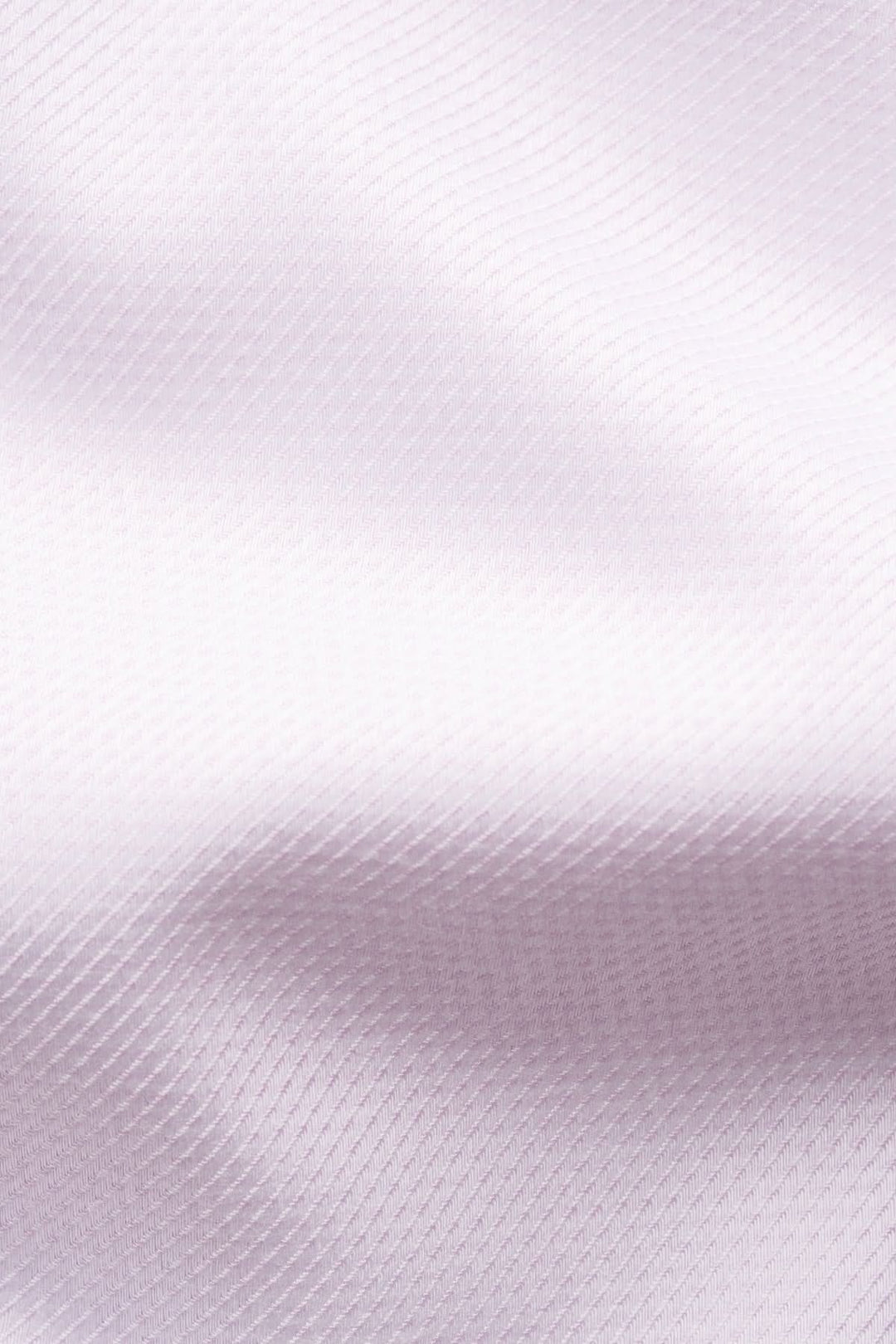 Chemise en coton lilas à effet texturé avec tissage fin et nuance subtile, idéale pour bureau et occasions spéciales, détail tissu.