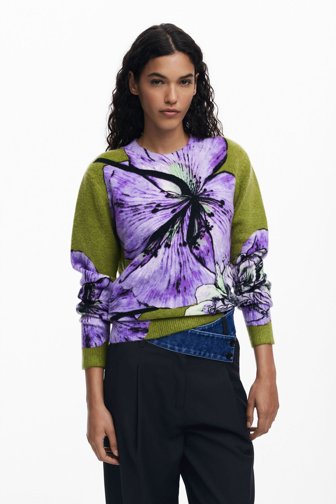 Chandail floral à col rond avec imprimé vibrant et coupe droite, porté avec un pantalon noir élégant.