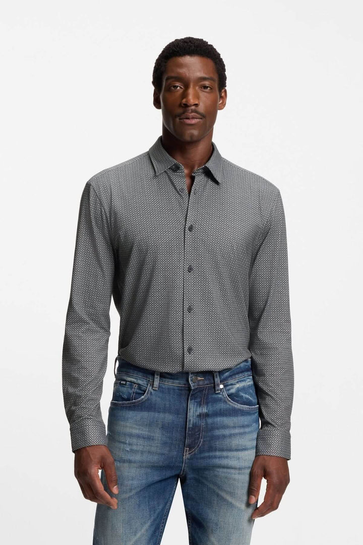 Homme portant une Chemise à motif moderne Roan Kent en tissu flex-weave, coupe ajustée, idéale pour un look raffiné. Bureau ou veston.