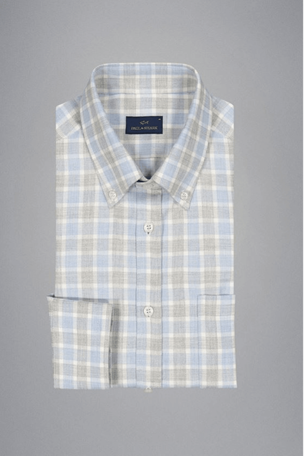 Chemise en flanelle à carreaux bleu pâle et gris, douce et confortable, idéale pour une tenue hivernale.