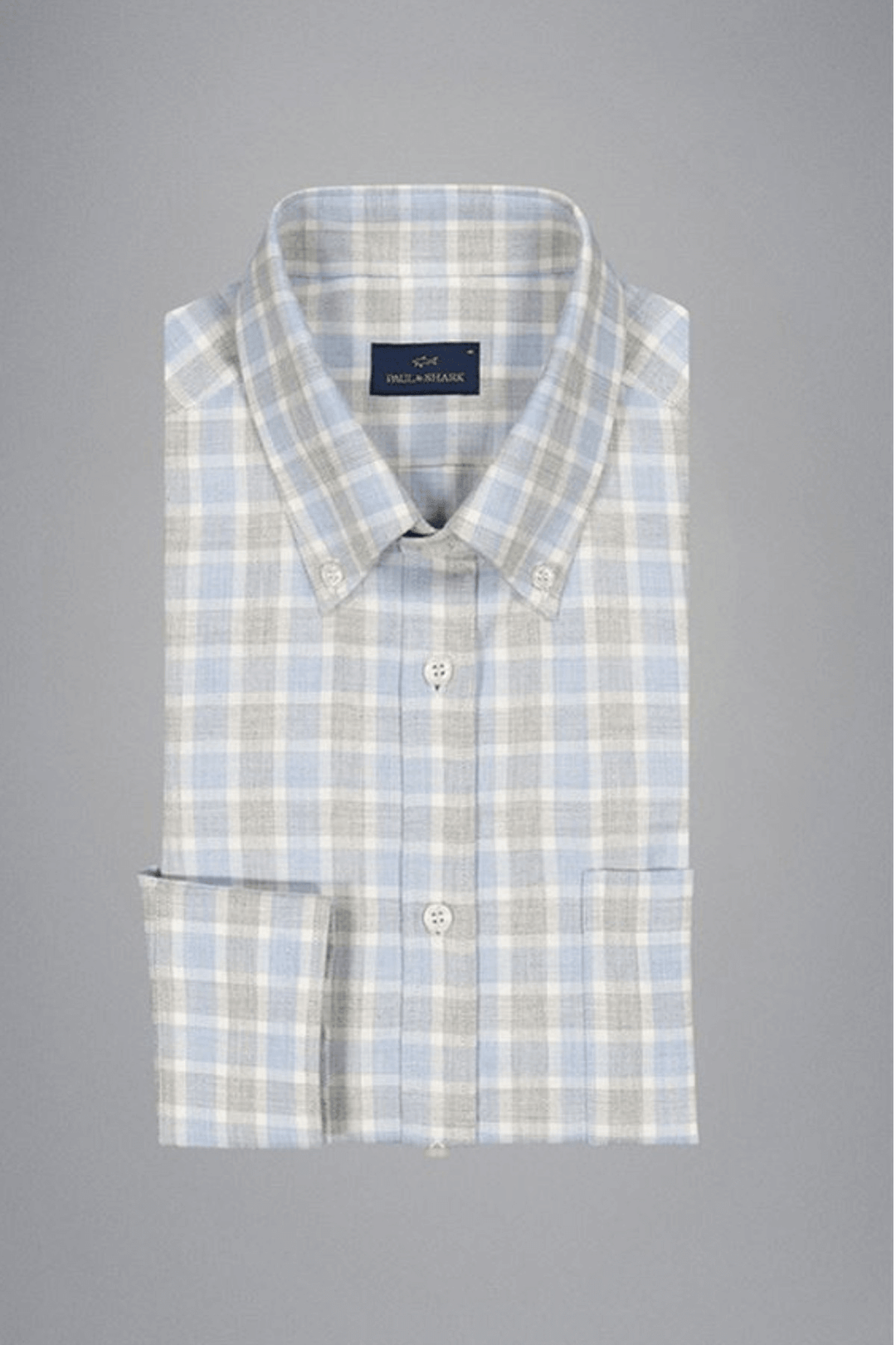 Chemise en flanelle à carreaux bleu pâle et gris, douce et confortable, idéale pour une tenue hivernale.