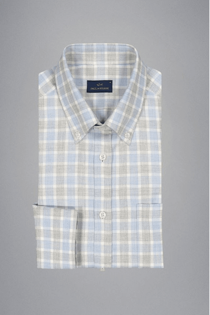 Chemise en flanelle à carreaux bleu pâle et gris, douce et confortable, idéale pour une tenue hivernale.