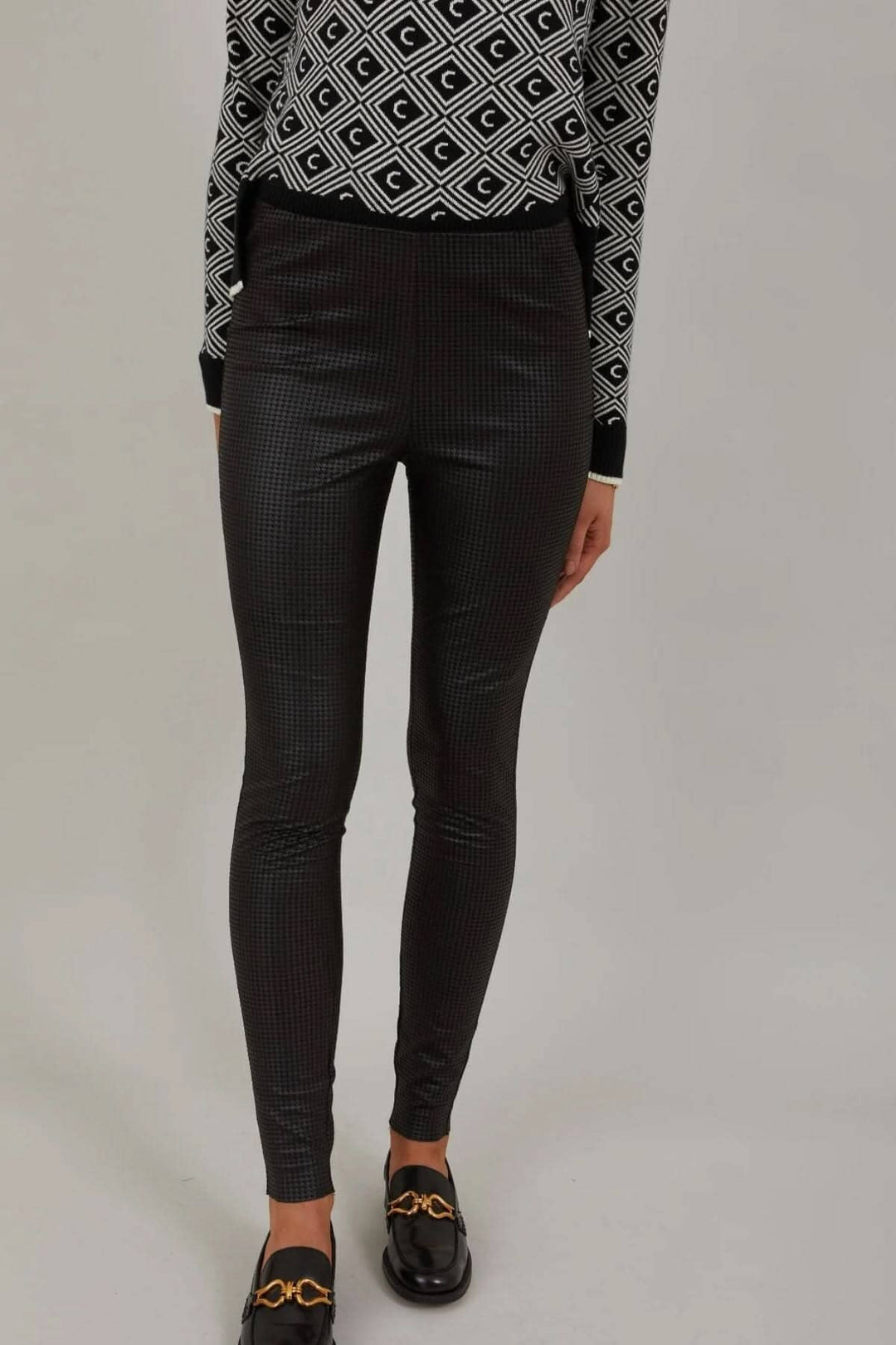 Legging Scuba ajusté en tissu texturé, parfait pour un look chic au bureau ou décontracté à la maison.