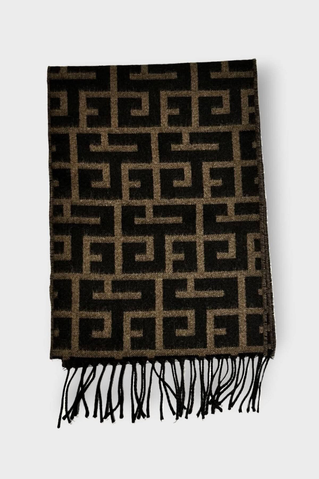 Foulard en cachemire à motifs géométriques noirs et beiges, avec franges élégantes.