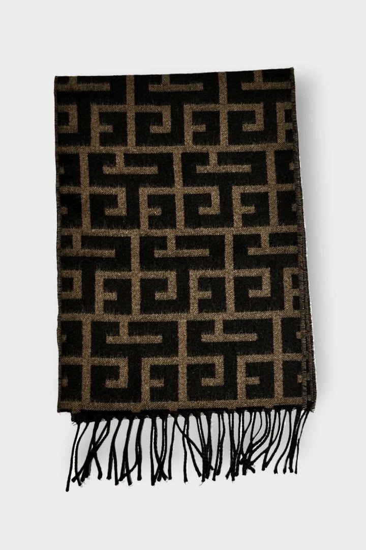 Foulard en cachemire à motifs géométriques noirs et beiges, avec franges élégantes.