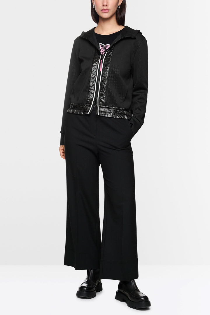 Veste à rayures contrastées avec capuchon, empiècements en tissu lustré et taille élastiquée, look moderne et sportif.