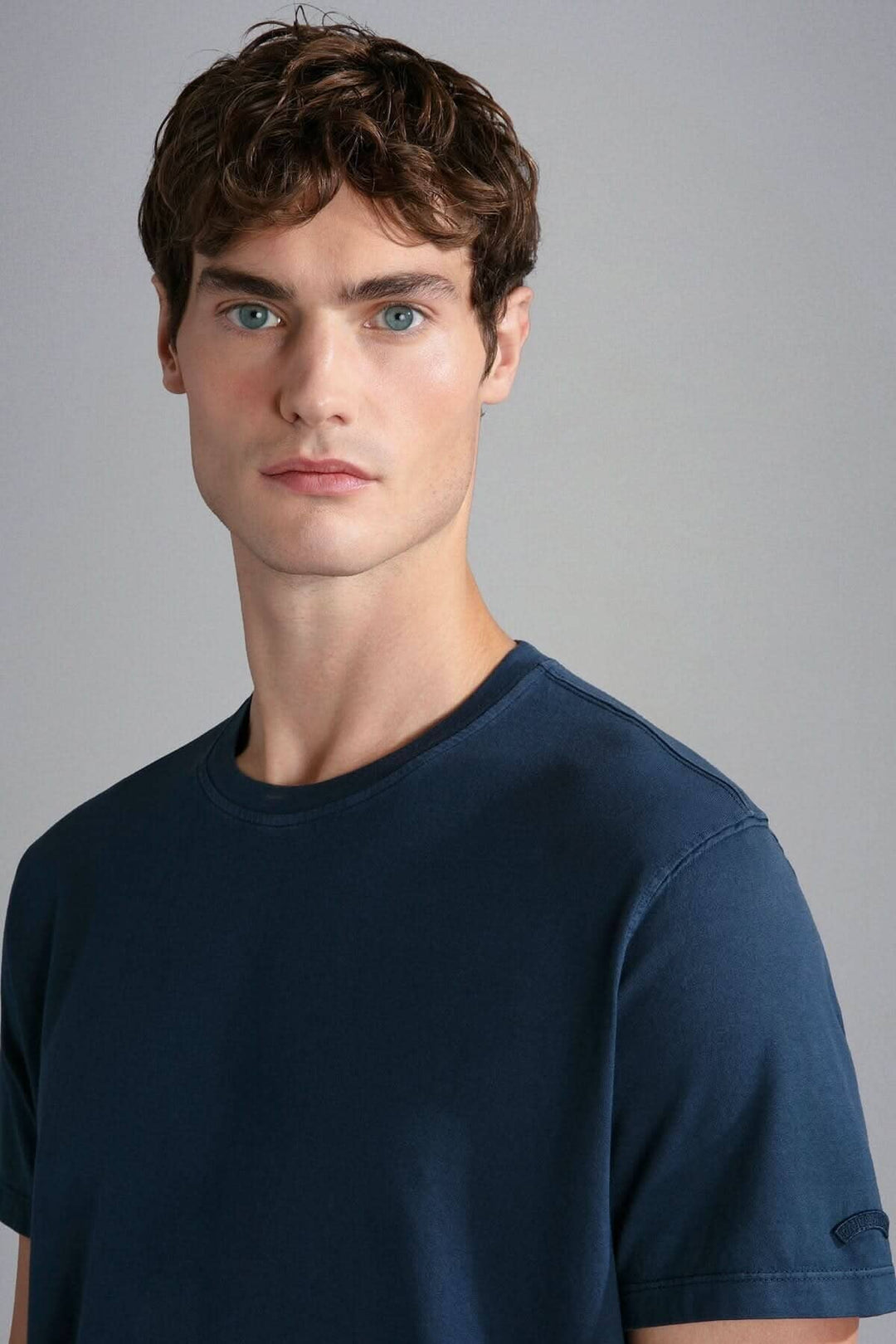 Homme portant un t-shirt en coton brossé de couleur marine, idéal pour la saison chaude.