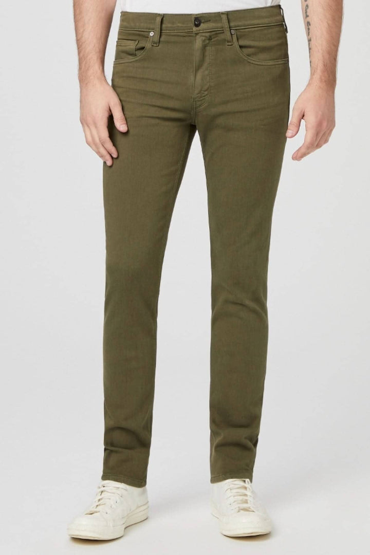 Jean Courtyard en vert armée, coupe slim, denim TRANSCEND, idéal pour un usage quotidien.