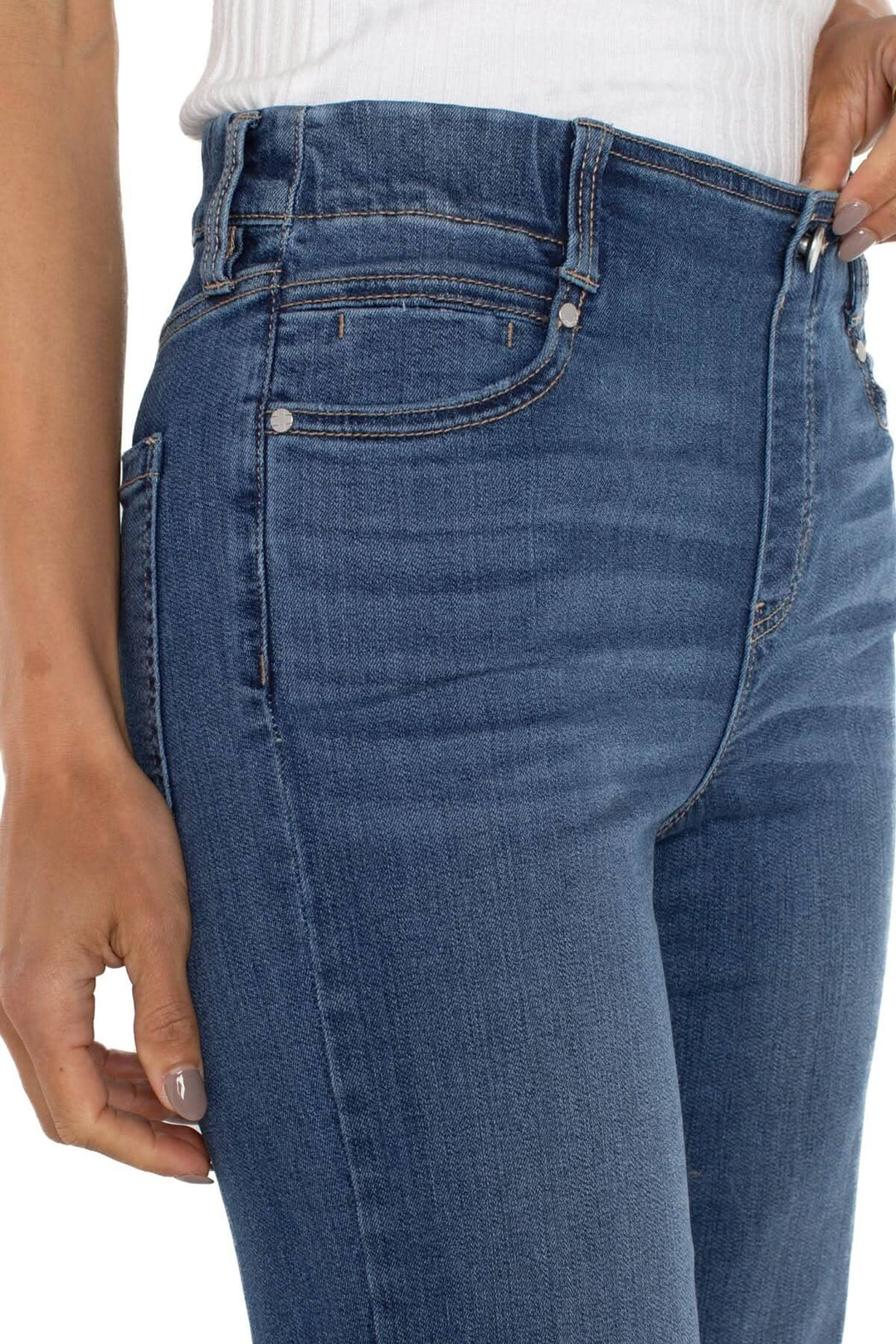 Jeans à enfiler jambe droite avec poches fonctionnelles, style élégant et coupe parfaite.
