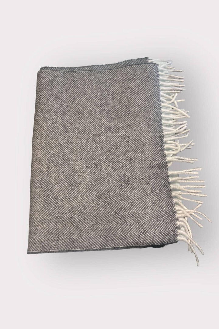 Foulard de cachemire à chevrons grisé avec franges blanches, élégant et intemporel, 180CM x 30CM.