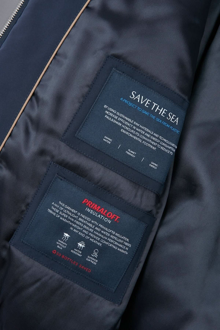 Étiquettes intérieures de la veste Paul & Shark avec informations sur l'isolation Primaloft et engagement écologique.