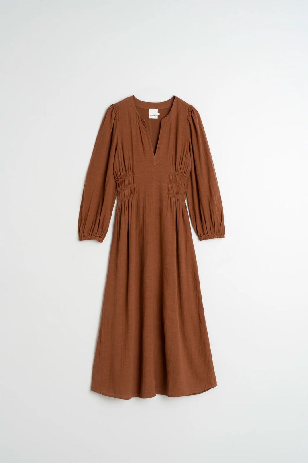 Robe longue à encolure V et manches bouffantes marron pour un style élégant moderne avec taille marquée et fluidité des mouvements.