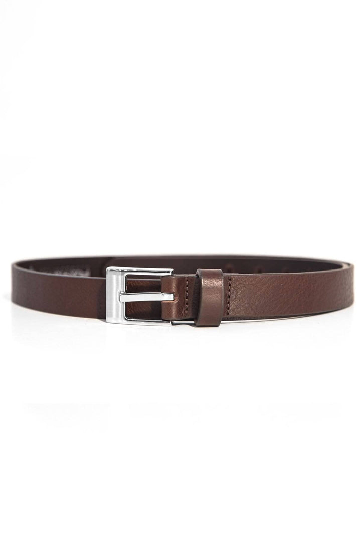 Ceinture simple en cuir marron avec boucle argentée, idéale pour compléter toutes vos tenues.