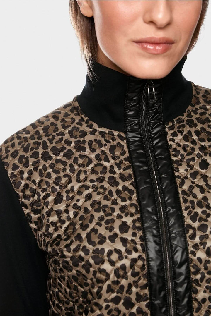 Veste avec manche à imprimé animalier, matelassage léger, fermeture éclair, col montant moderne et finitions contrastées.