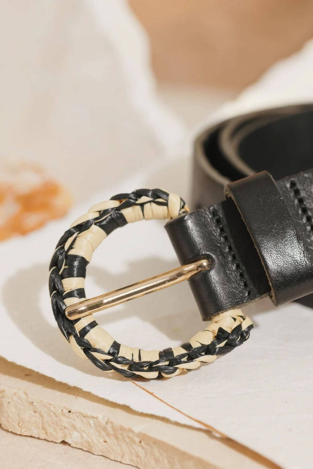 Ceinture Malvina en cuir noir avec boucle en raphia moderne, idéale pour robe ou short taille haute.