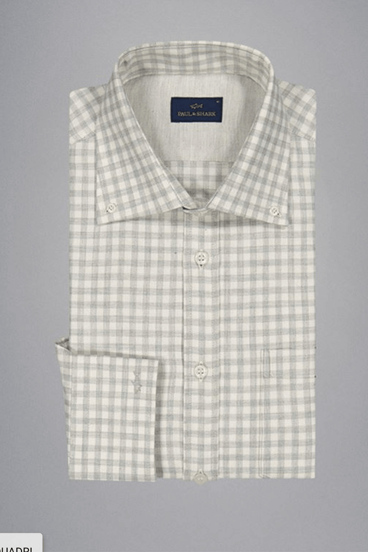 Chemise en flanelle à carreaux fins, douce et élégante, parfaite pour une allure décontractée en saison froide.