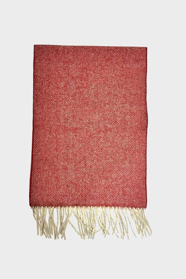 Foulard texturé en laine rouge avec franges, idéal pour les journées fraîches et les occasions spéciales.
