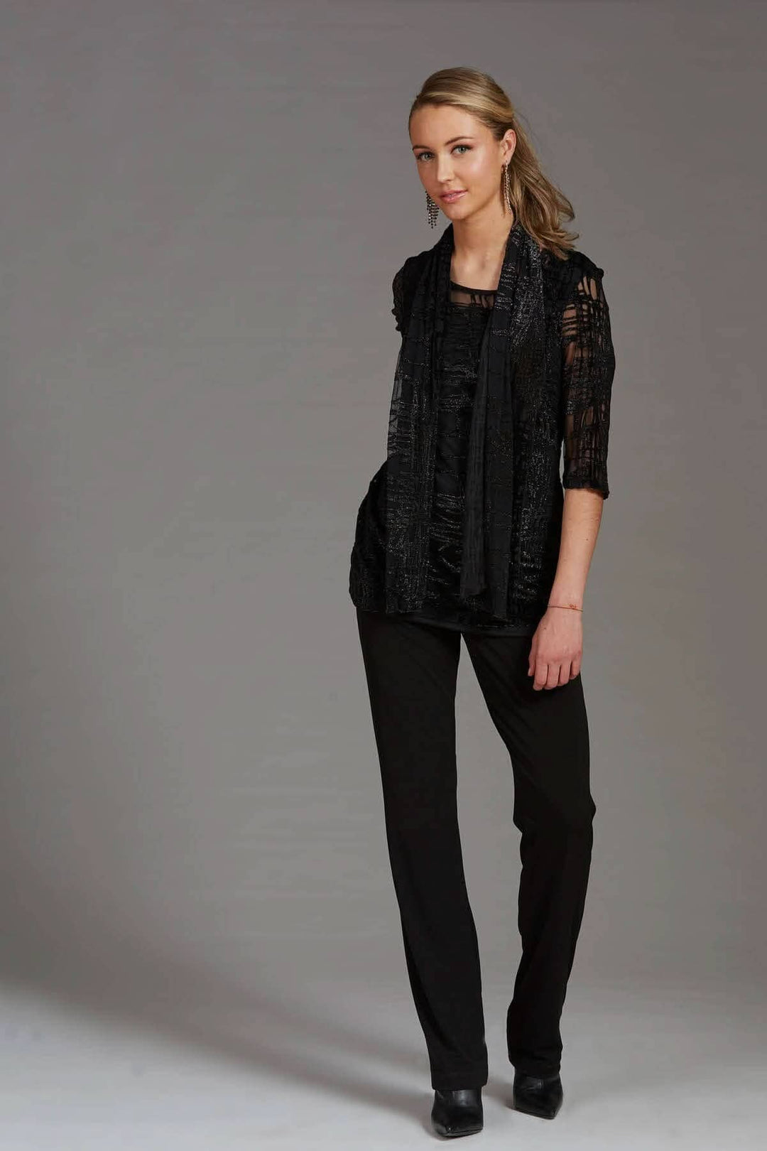 Modèle portant la tunique Glitz, une création chic avec écharpe, col rond et manches 3/4.