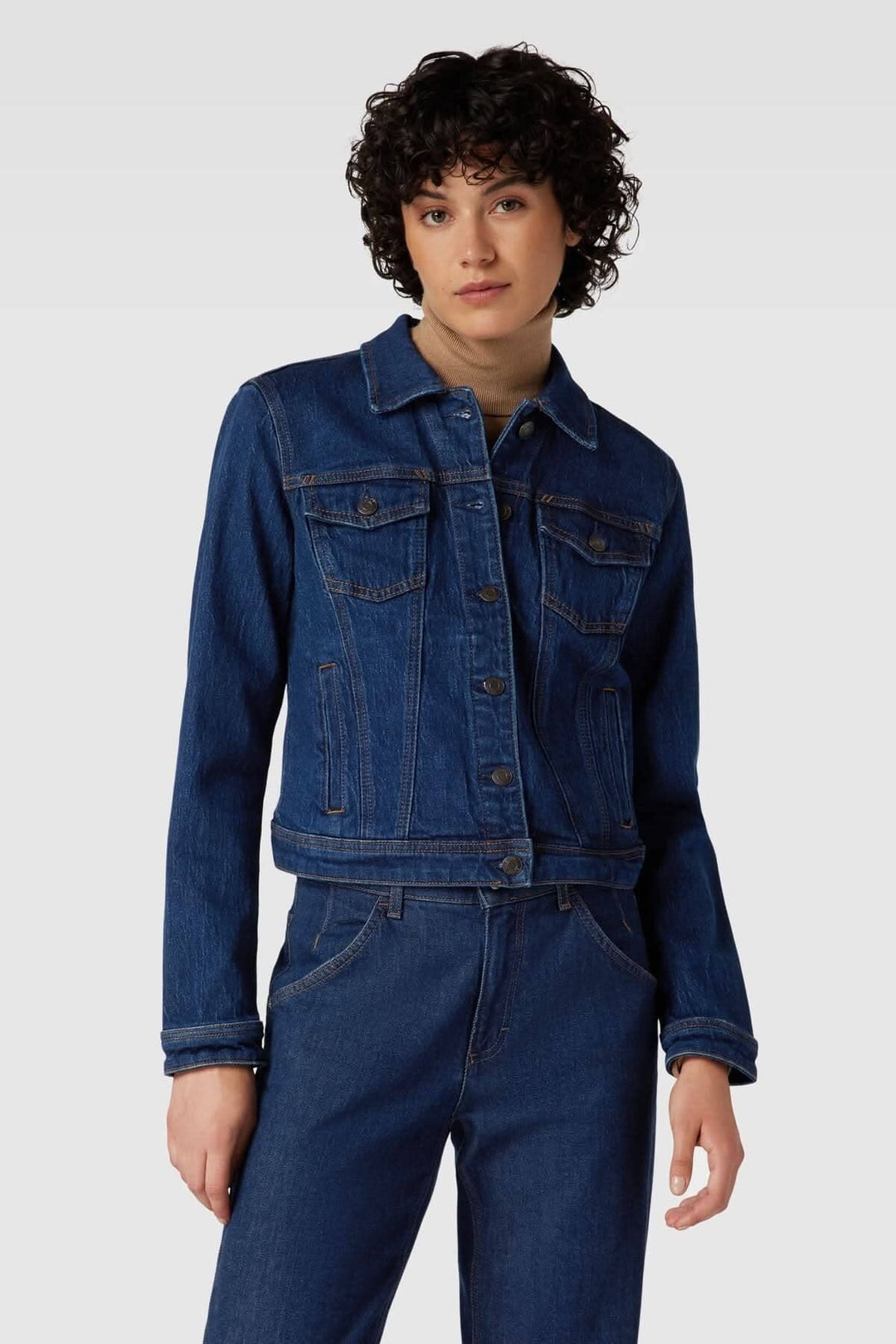 Veste en jean à manches longues avec poches et fermeture à boutons, parfaite pour les temps frais.
