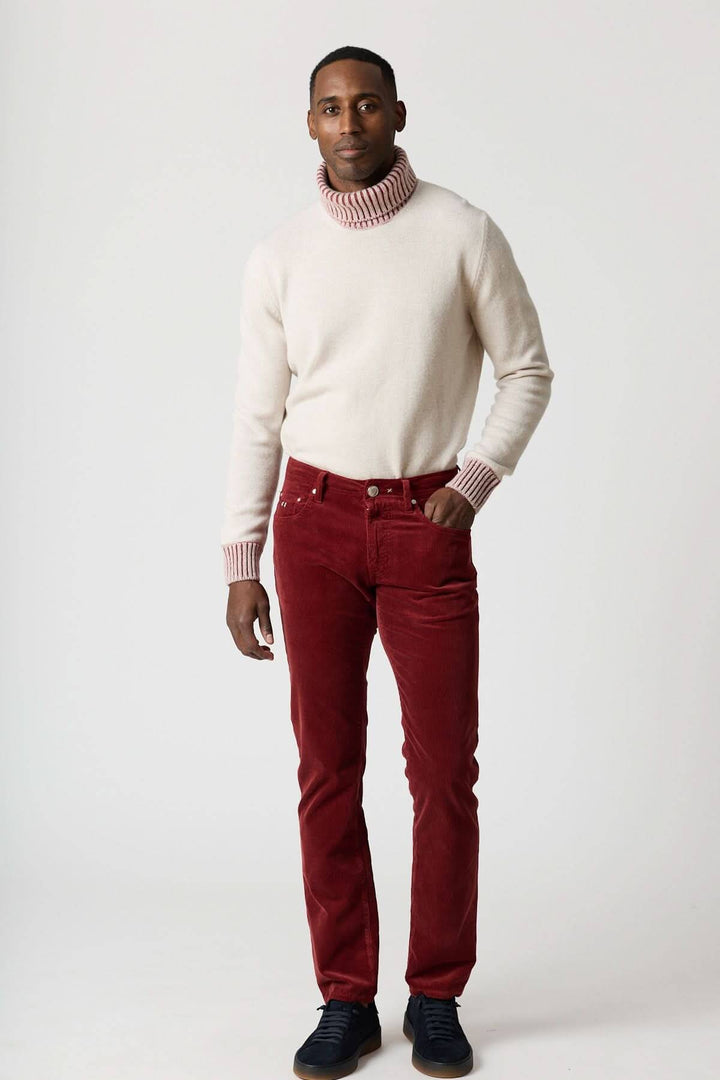 Homme portant un pantalon en velours côtelé cinq poches Michelangelo, style casual chic, couleur rouge, coupe regular slim.