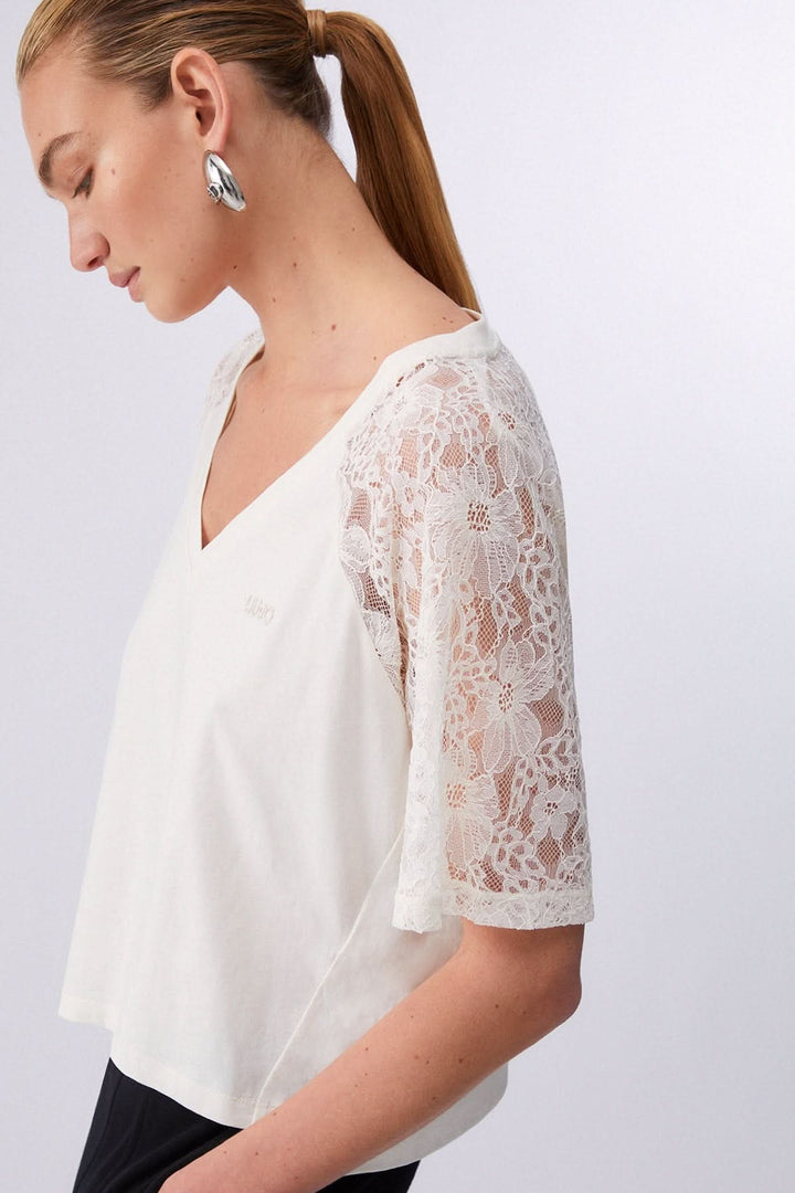 T-shirt à col en V avec manches en dentelle