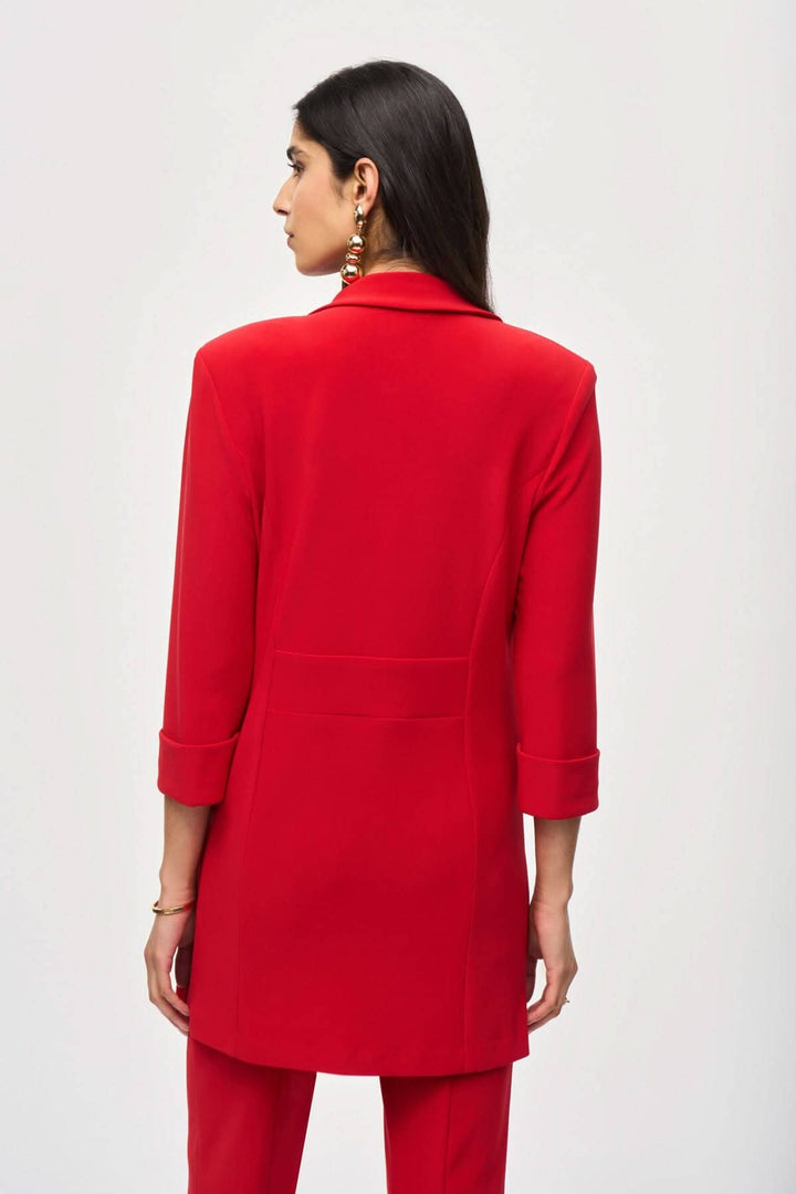 Veston long rouge élégant avec col cranté et manches trois-quarts, vue arrière sur un modèle.