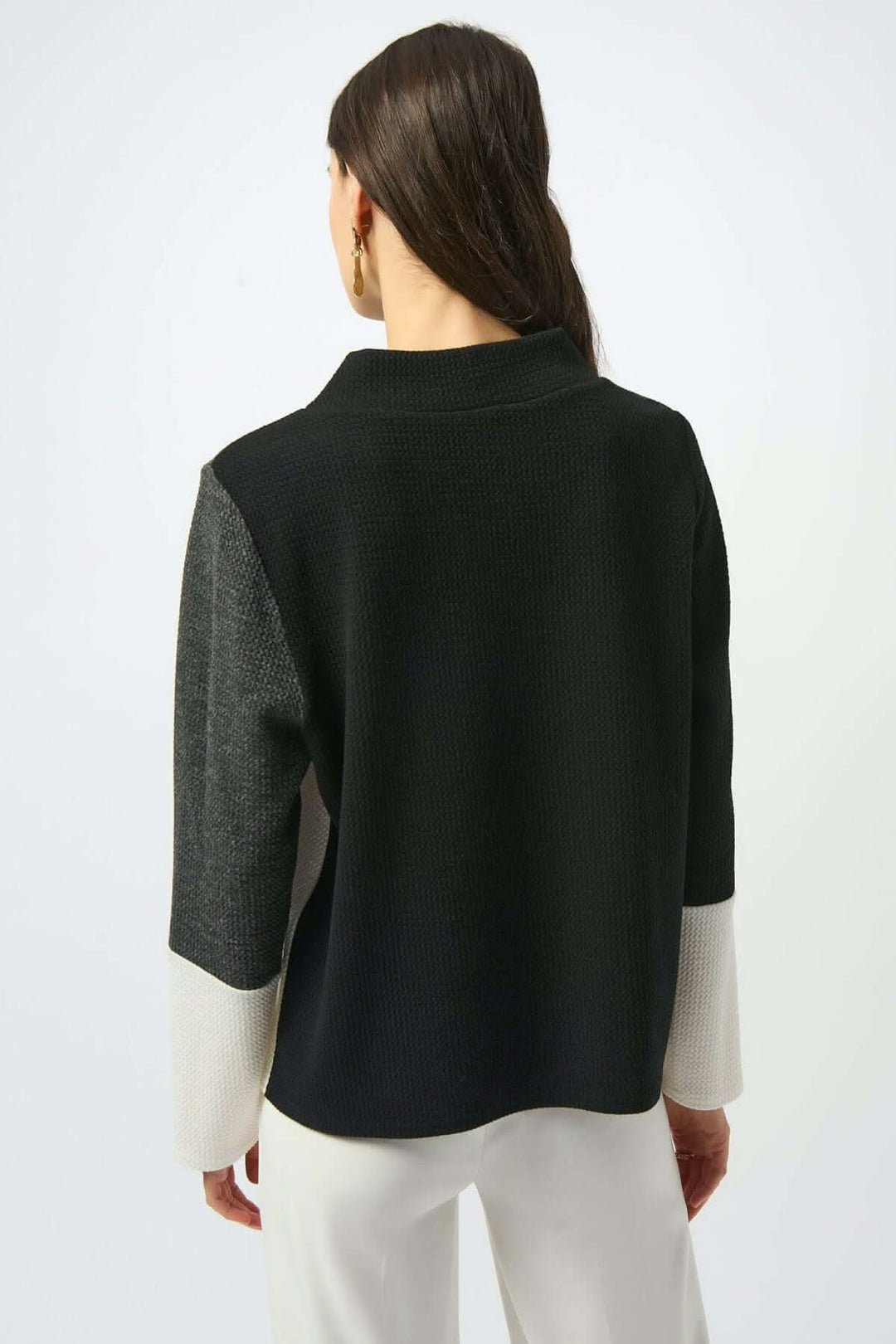 Haut à manches longues moderne avec design en blocs de couleurs noir, gris charbon et blanc cassé, dos du vêtement.