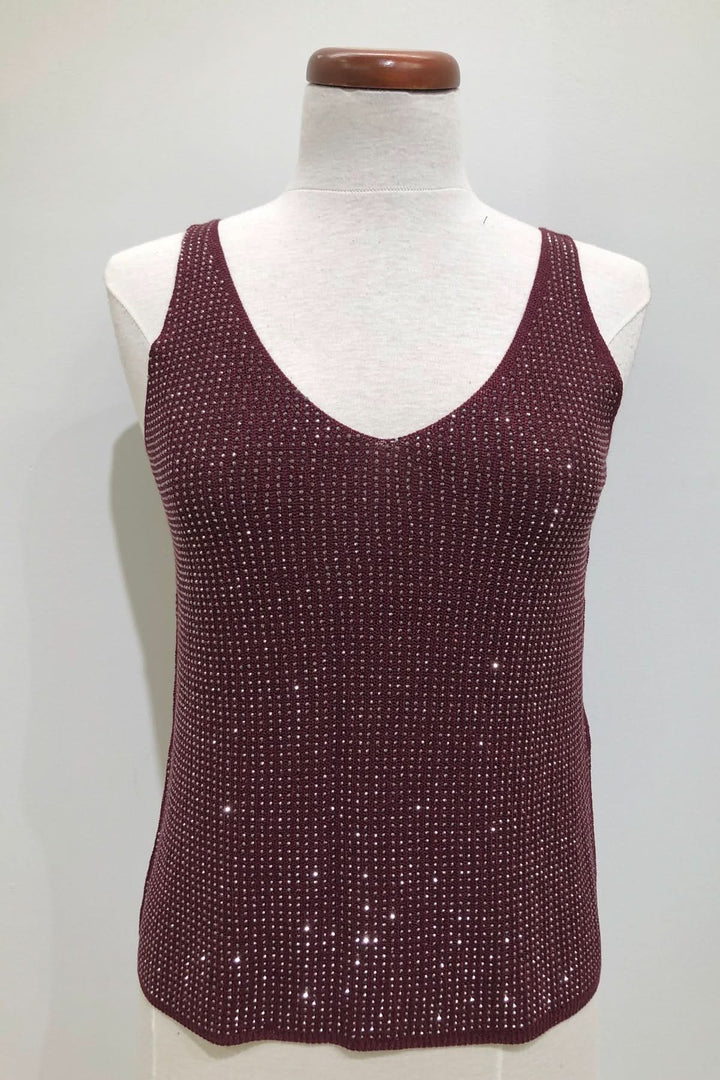 Camisole en V scintillante en maille fine, couleur bordeaux, idéale pour une tenue estivale chic.