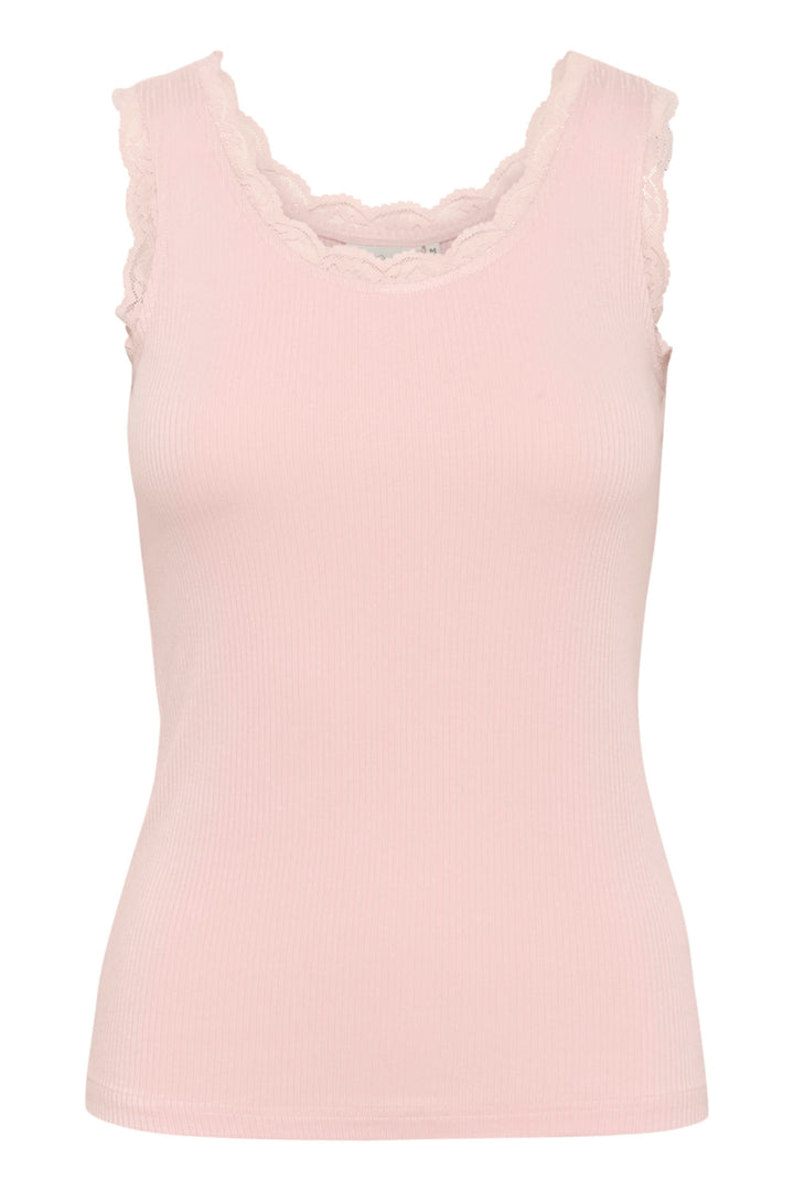 Camisole Omi en rose avec bordages en dentelle, coupe près du corps et tricot côtelé extensible.