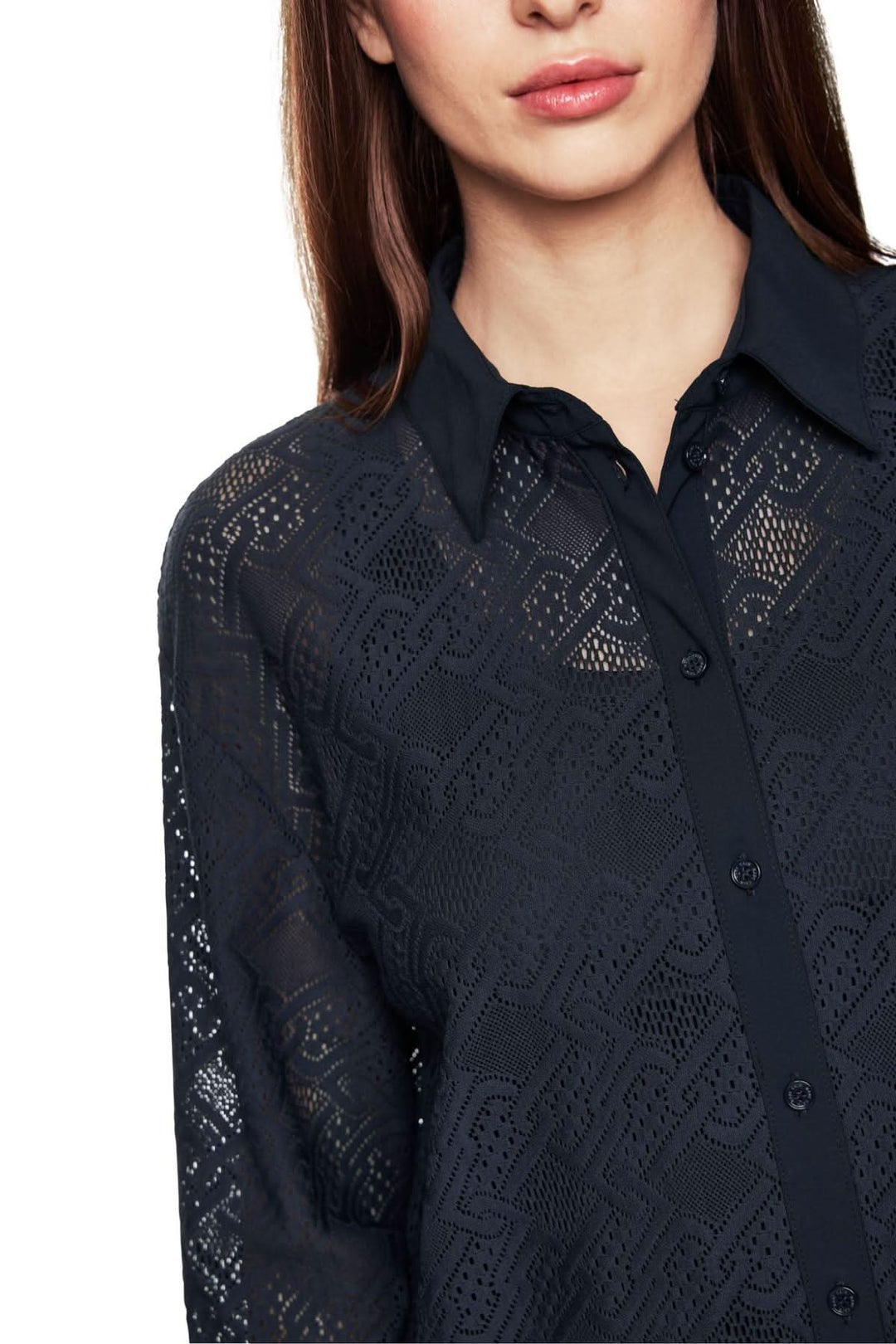 Chemise en dentelle ajourée noire avec col classique, offrant un style décontracté et moderne.