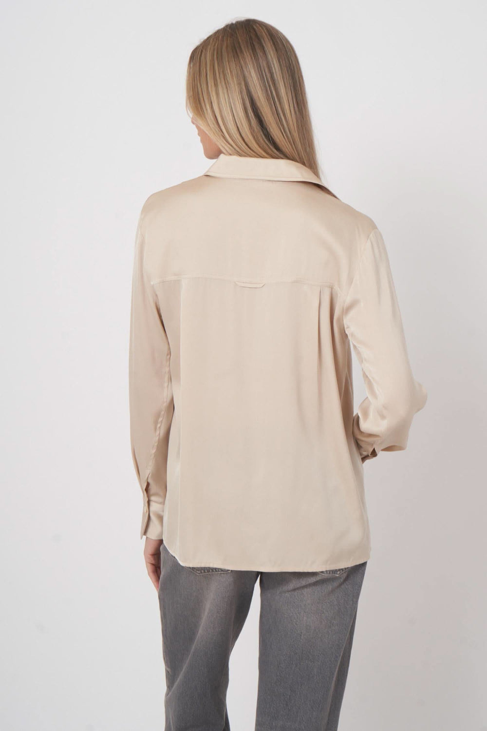 Chemise en soie beige vue arrière, élégante et fluide, parfaite pour un look chic et décontracté.