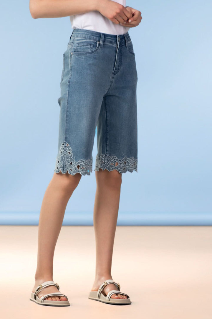 Bermuda en denim à finitions brodées