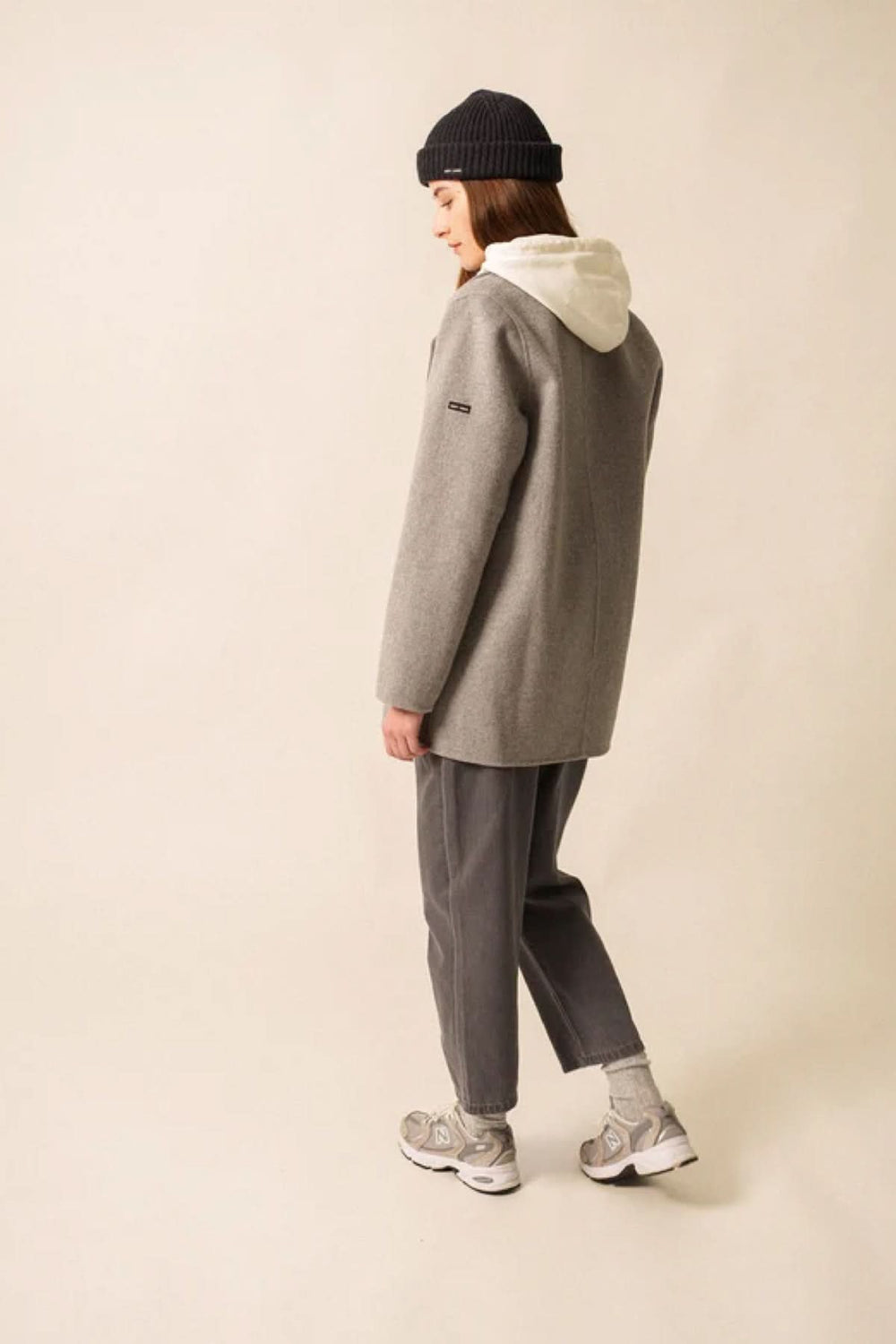 Femme portant le Caban STE ELINA, symbole d'élégance maritime, avec col tailleur impeccable et boutons blason, par SAINT JAMES.