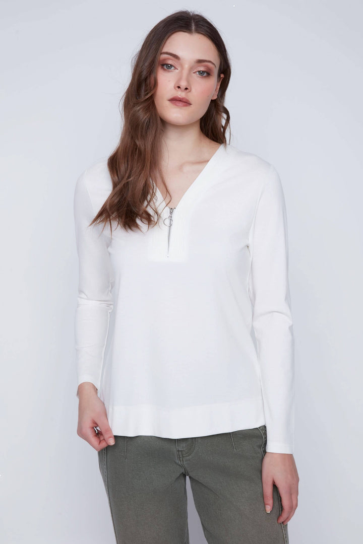 Chandail blanc à manches longues avec encolure en V zippée, pour un style décontracté et élégant.