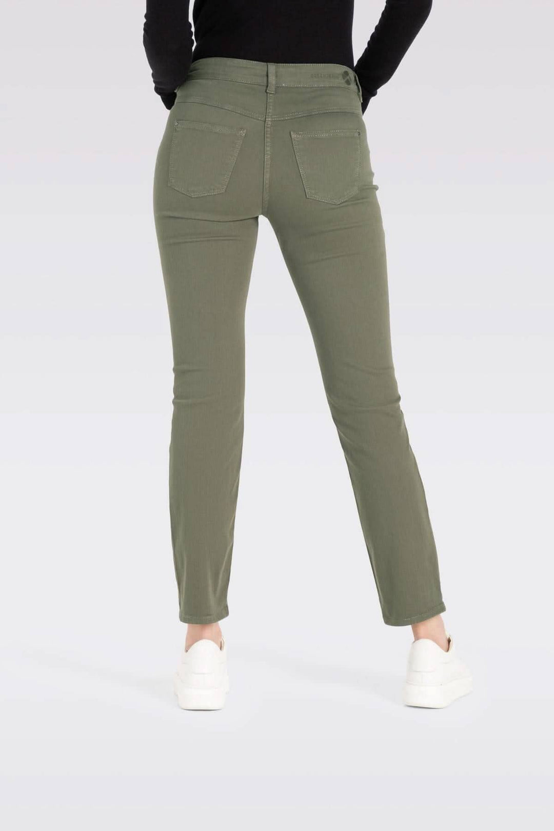 Jeans DREAM à coupe droite, vue arrière, couleur olive, avec une silhouette féminine et des poches.