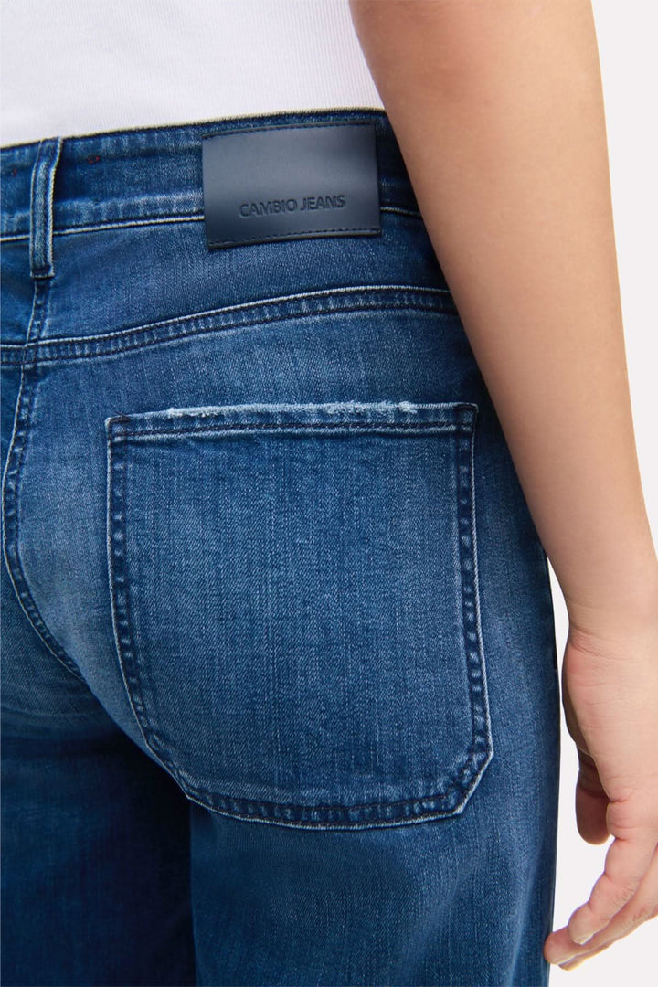 Détails du jean Aimee de CAMBIO, avec poches arrière et étiquette en cuir. Style moderne et confortable.