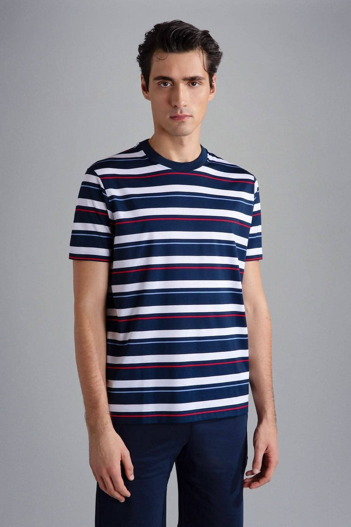 T-shirt ligné multicolore de Paul and Shark, avec des nuances marines, bleues, rouges et blanches sur un homme.