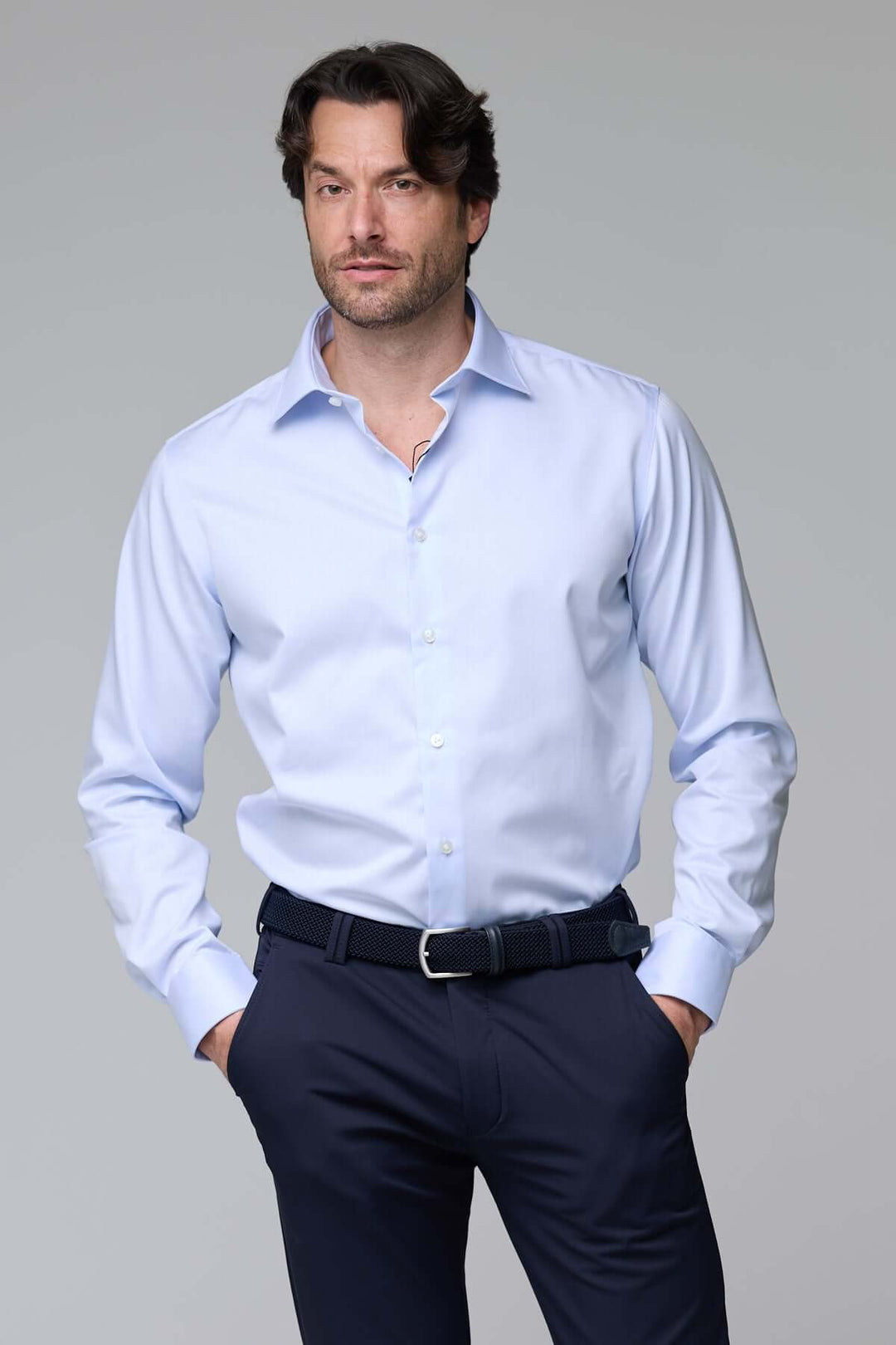 Homme portant une chemise habillée satinée à manches longues, coupe ajustée, idéale pour une tenue élégante et professionnelle.