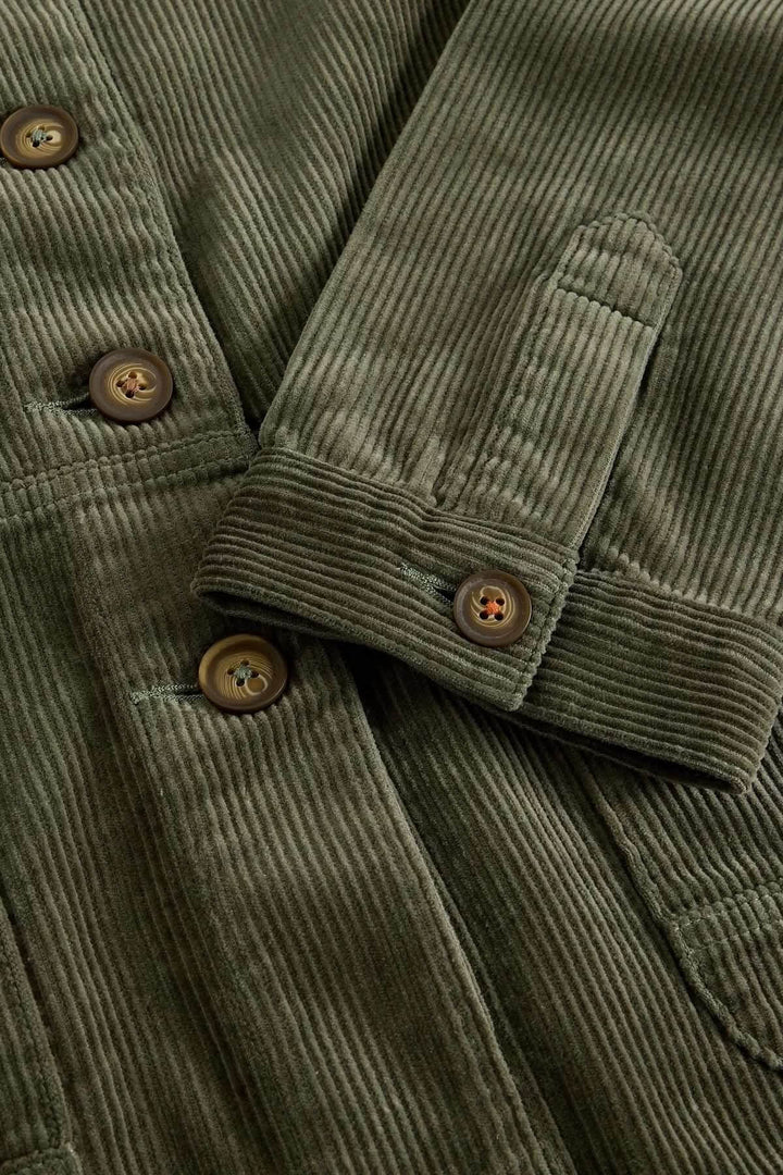 Veston Carrie en velours côtelé vert avec boutons détaillés, idéal pour un look moderne et décontracté. Confortable et élégant.