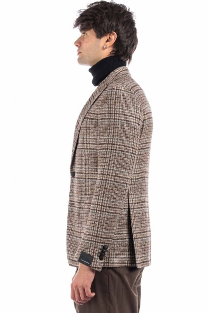 Veston à motif pays de galles en coupe élégante, porté par un homme, idéal pour occasions formelles et décontractées.