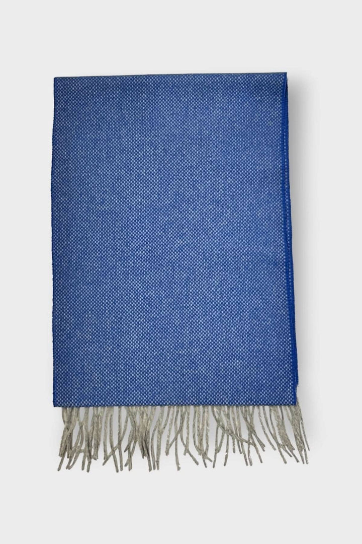 Foulard texturé en laine bleu avec franges, parfait pour les fraîches journées d'hiver.