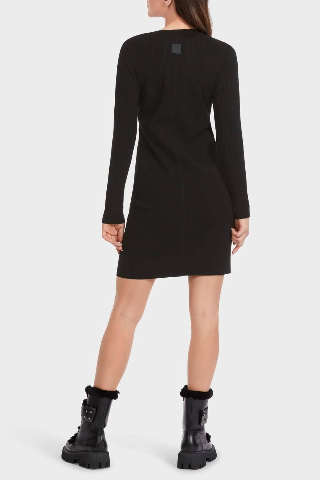 Robe sportive noire "Rethink Together" avec empiècements en maille côtelée, vue arrière.