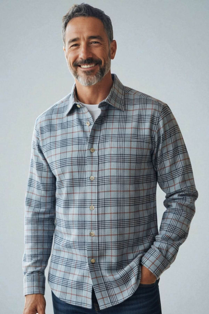 Homme portant une chemise à carreaux en flanelle coton double retors avec col cut away, boutons en nacre, style élégant et polyvalent.