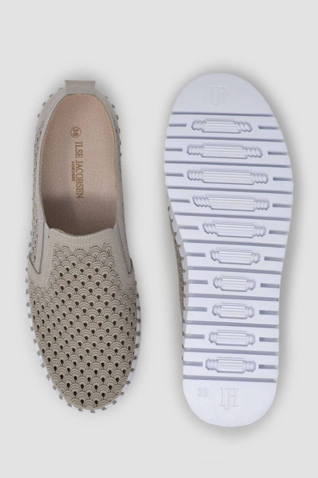 Chaussure Tulip beige avec tige en microfibre découpée au laser et semelle extérieure plateforme flexible.