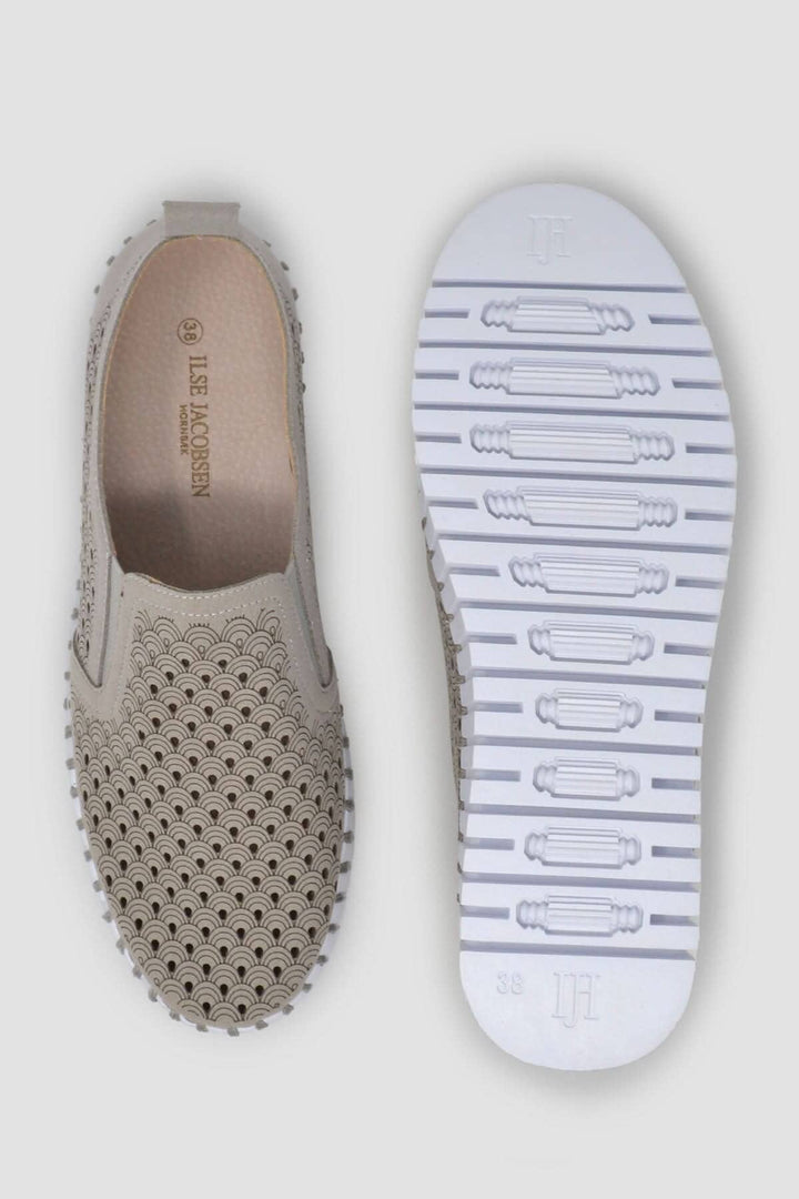 Chaussure Tulip beige avec tige en microfibre découpée au laser et semelle extérieure plateforme flexible.