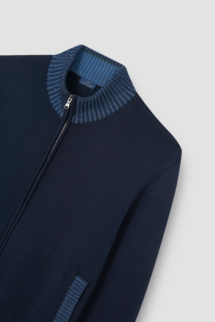 Cardigan à fermeture éclair en tricot fin, col bleu contrastant, silhouette contemporaine.