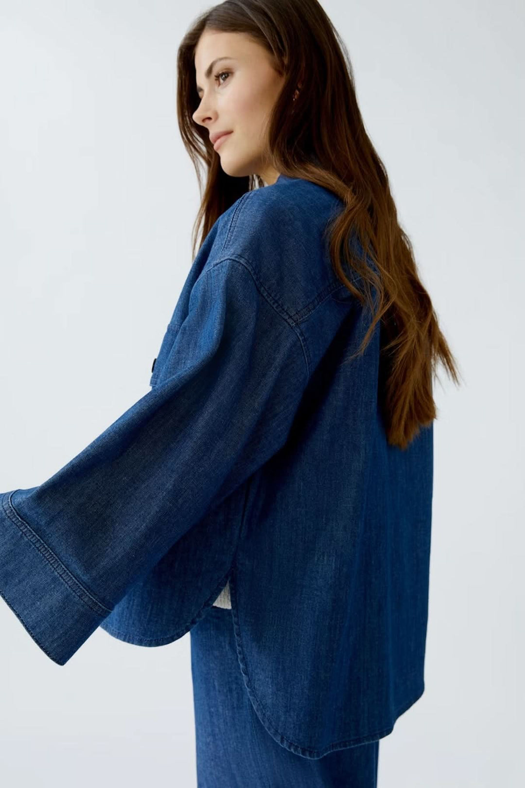 Veste courte en denim avec manches larges et col chemise, style décontracté et moderne.