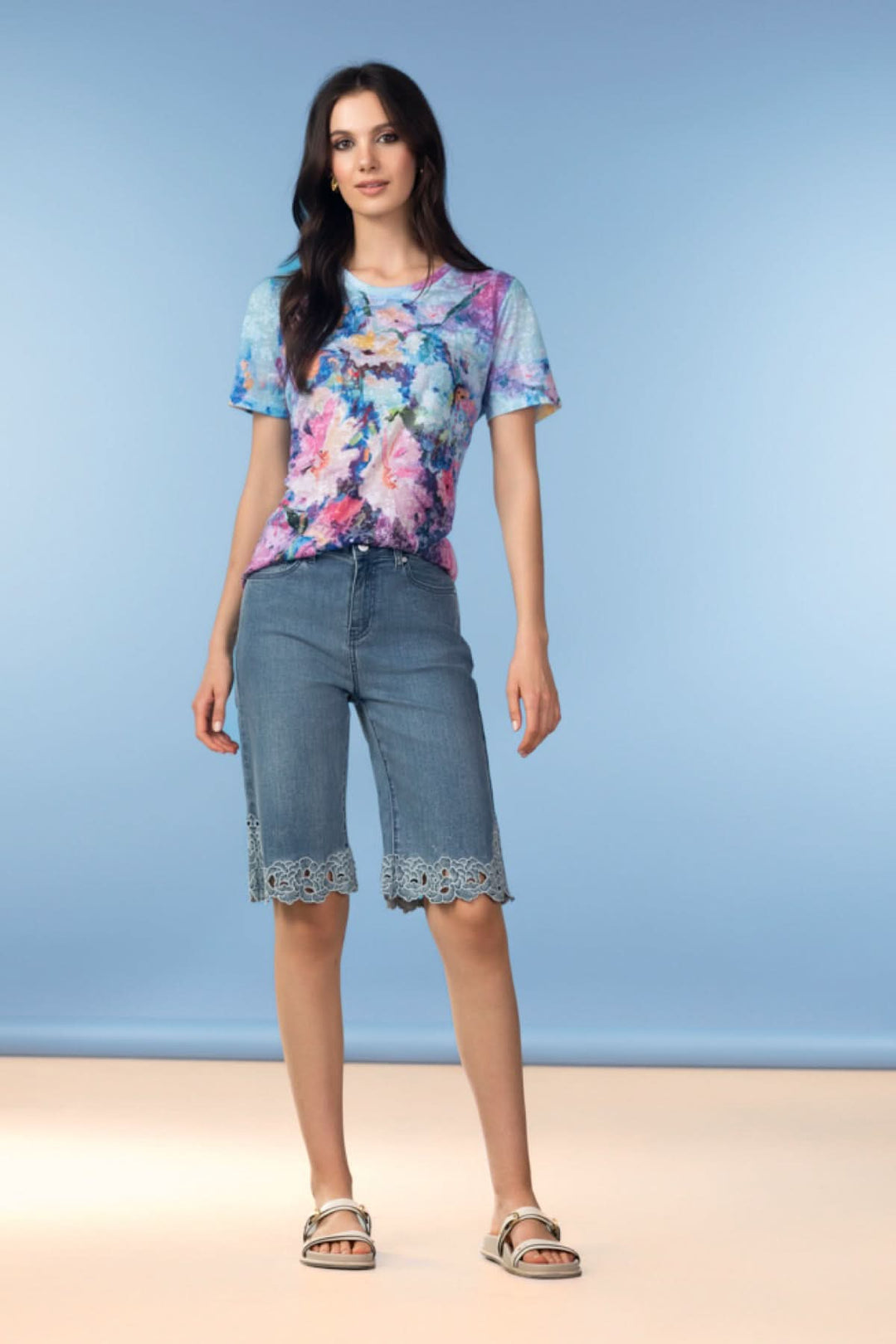 Bermuda en denim à finitions brodées