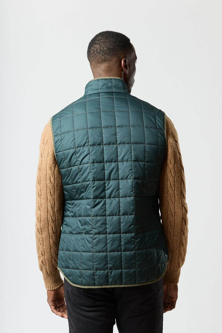 Homme portant Veste sans manches matelassée avec détails en velours côtelé vue de dos.