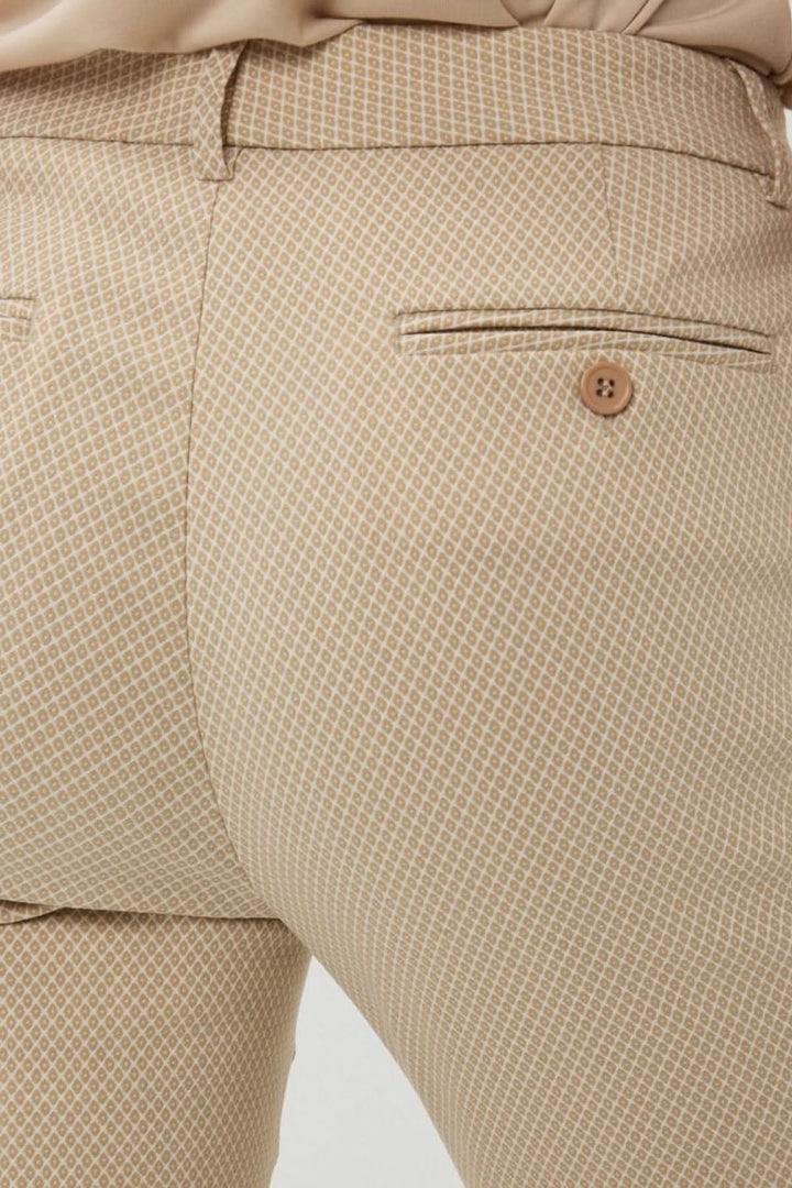 Pantalon en jacquard texturé beige avec détail de poches et bouton, vue arrière pour un look chic-décontracté.